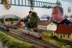 Tojice snímků dokumentující křižování dvou osobních vlaků v Lokti.