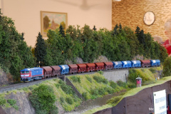 "Vrkočický expres" neboli Pn 66222 se soupravou ložených vozů na sypká hnojiva opustil skrytou stanici Mikulovice a s neturnusovým strojem 749.265 míří do Chrudimě města, odkud bude nadvakrát sunut na vlečku AGRA Vrkočice.