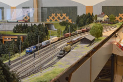 Pn63802 z Horních Lubin dobral v Zitkovanech zátěž. U skladiště náhrada za motorový vůz v době mezi výkony.