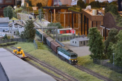 Raketa v čele s meziměstskou 750.284 opouští Chrudim město.
