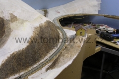 Hotový zářez a na hrubo usazený strážní domek. U přejezdu bude ještě závorářské stanoviště.