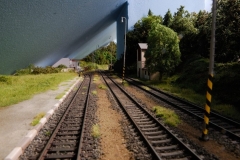 Vodárna v Mirovicích už není ani vidět. Když to tak pozoruji, tak toto není vůbec špatný pohled, jenže díky střeše to bude pohled jen přes foťák. Co se dá dělat.