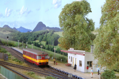 Na zastávku přijíždí mot.vůz ř.820.
